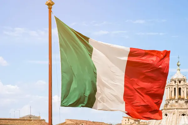 Detalj Italienska Flaggan Blåser Vinden Solig Sommardag — Stockfoto