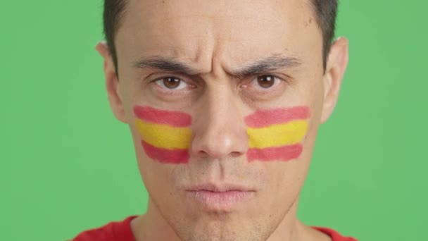 Видео Студии Хромой Крупного Плана Серьезного Человека Испанским Флагом Нарисованным — стоковое видео