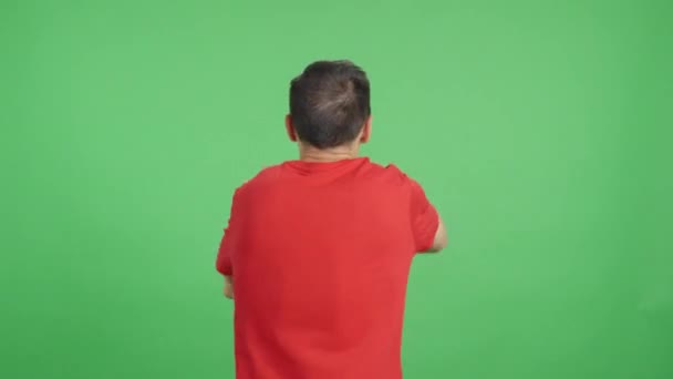 演播室里的录像 后视镜的色彩斑斓的男人挥动着西班牙国旗 — 图库视频影像