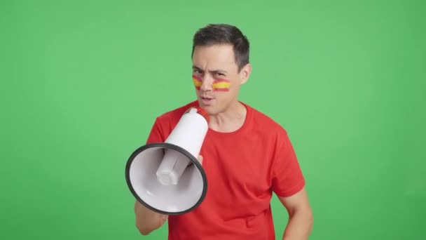 Stüdyoda Yüzünde Spanyol Bayrağı Olan Bir Adamın Megafonla Kalabalığı Topladığı — Stok video