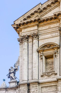 Roma 'daki Vadi' deki Saint Andrew Barok Kilisesi 'nin ana cephesinin ayrıntıları.