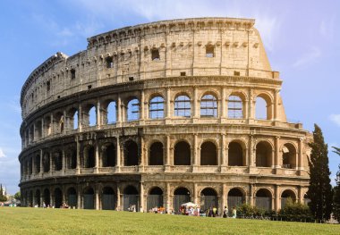 Roma 'daki Kolezyum manzarası Flavian amfitiyatrosu bir yaz günü