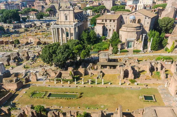 Palatine Tepesi 'ndeki rahibeler evinin havadan görünüşü, Antoninus ve Faustina Tapınağı ve arka planda Romulus Tapınağı, Roma Forumu