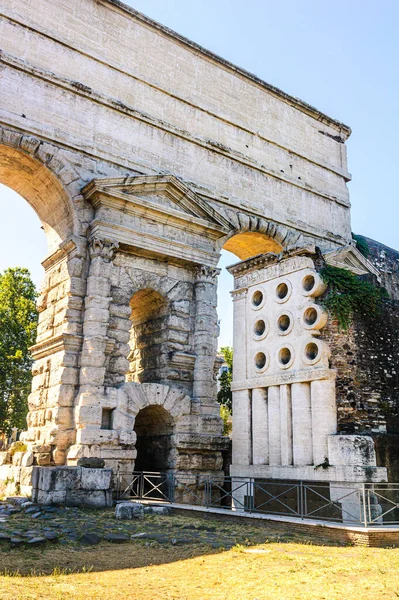 Vertikální Pohled Porta Maggiore Hrobku Eurysaces Baker Římě — Stock fotografie