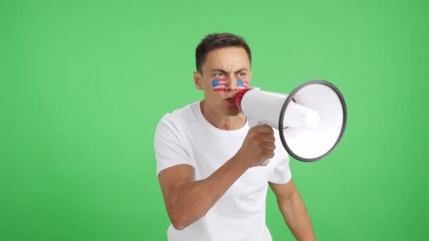 Stüdyoda Yüzünde Amerikan Bayrağı Olan Bir Adamın Megafonla Kalabalığı Topladığı — Stok video