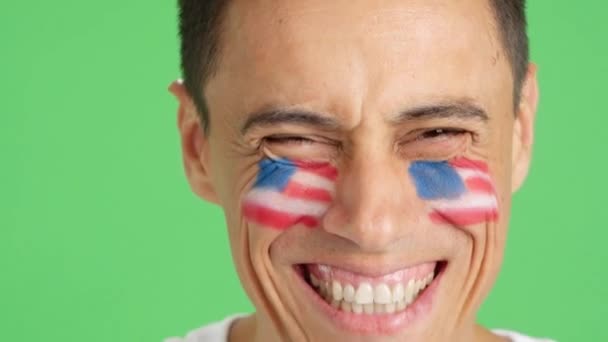 카메라에 얼굴에 그려진 국기와 코카서스 사람의 클로즈업의 크로마와 스튜디오에서 비디오 — 비디오