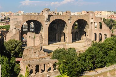 Palatine 'den Maxentius Bazilikası' nın görüntüsü. Roma Forumu