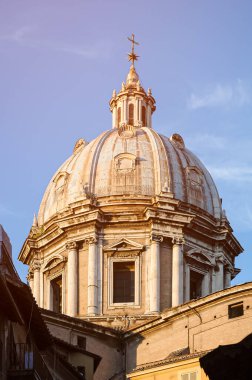Gün batımında vadiden Aziz Andrew Kubbesi 'nin manzarası, Roma
