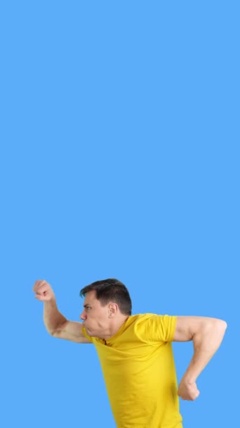 스튜디오 파란색 배경의 남자가 육체미 운동을 모습은 — 비디오