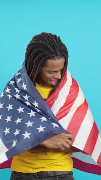 Feliz Hombre Latino Con Rastas Envolviendo Con Una Bandera Nacional — Vídeos de Stock