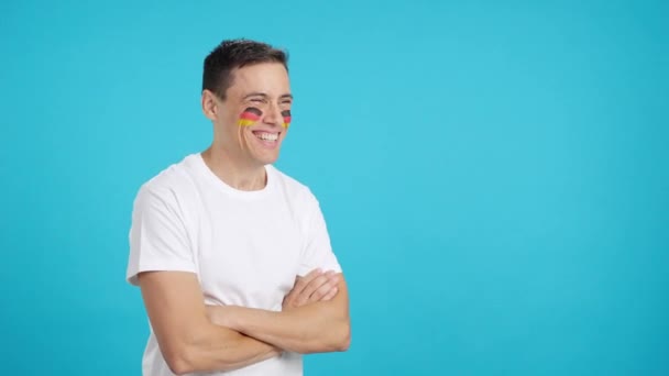 Видео Студии Хромой Счастливого Человека Немецким Флагом Нарисованным Лице Смотрящего — стоковое видео