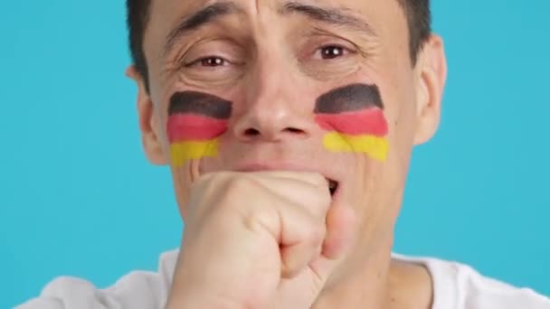 Stüdyoda Yüzünde Alman Bayrağı Olan Çok Gergin Bir Adamın Krom — Stok video