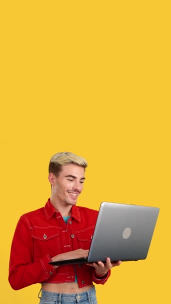 Modny Gej Człowiek Uśmiech Podczas Pomocą Laptop Studio Żółty Tło — Wideo stockowe