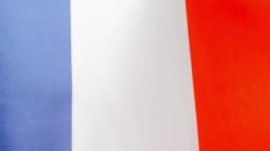 Stüdyoda rüzgarda dalgalanan Fransız bayrağının yavaş çekim videosu.
