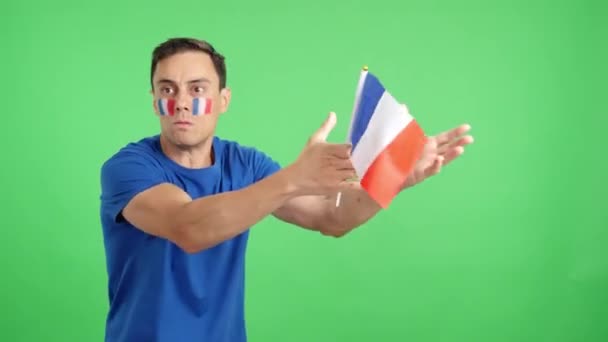 Stüdyoda Hakemlerin Kararına Kızgın Elinde Ulusal Bir Fransız Bayrağı Sallayan — Stok video