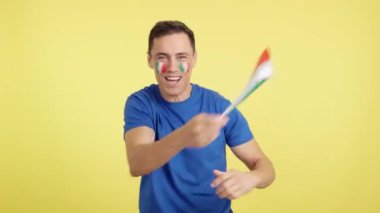 Stüdyoda, İtalyan bir taraftarın bağırıp, milli bayrak salladığı, takımını zafere ulaştıran ve tutkuyla kutladığı bir krom var.