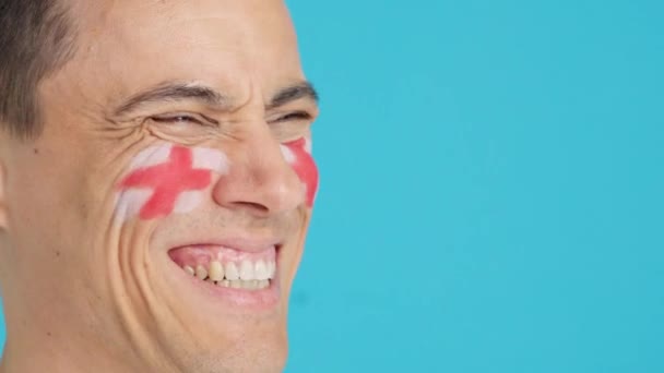 Video Estudio Con Croma Hombre Feliz Con Bandera Inglesa Pintado — Vídeo de stock