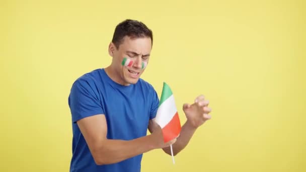 Video Studiu Chromou Nervózního Italského Fanouška Během Vzrušujícího Zápasu Který — Stock video