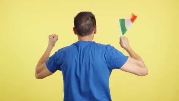 Video Studiu Barevným Zadním Pohledem Muže Mávajícího Italskou Vlajkou — Stock video