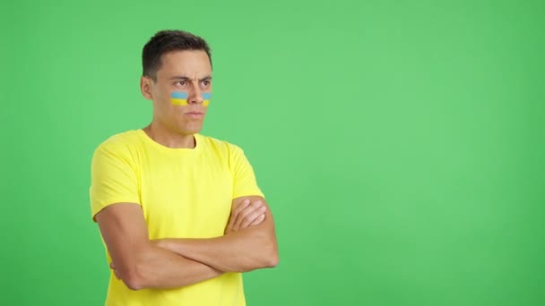 Stüdyoda Ukraynalı Bir Vatanseverin Ciddi Bir Ifadeyle Bakışlarını Çevirdiği Bir — Stok video