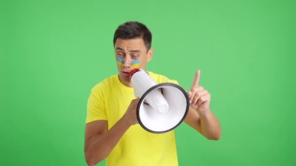 Stüdyoda Yüzünde Ukrayna Bayrağı Olan Bir Adamın Krom Rengiyle Kalabalığı — Stok video