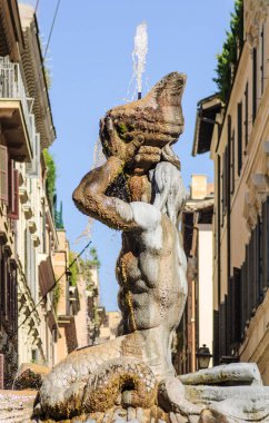Barberini Meydanı 'ndaki Triton çeşmesinin yan görüntüsü, Roma, Quirinal