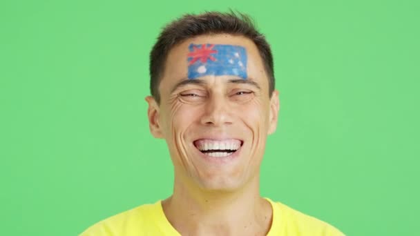 Stüdyoda Yüzünde Avustralya Bayrağı Olan Kameraya Gülümseyen Bir Adamın Krom — Stok video