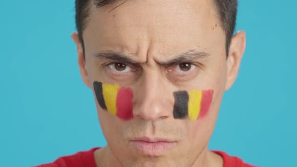 Video Studiu Chromou Zblízka Seriózního Muže Belgickou Vlajkou Namalovanou Tváři — Stock video