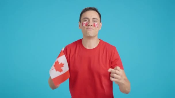 在一场令人兴奋的比赛中 一个充满热情和紧张的人为加拿大欢呼的人在演播室里的彩色录像最终被错过了 — 图库视频影像