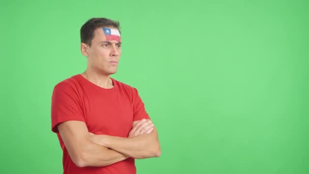 Stüdyoda Yüzünde Şili Bayrağı Olan Bir Adamın Ciddi Bir Ifadeyle — Stok video