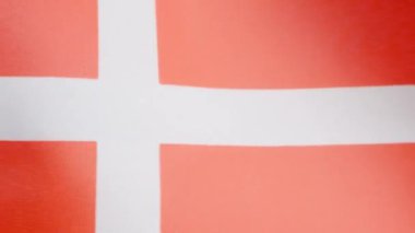 Danimarka ulusal bayrağının rüzgarda dalgalandığı bir stüdyoda yavaş çekim videosu