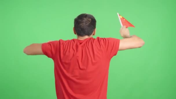Video Studiu Barevným Zadním Pohledem Muže Mávajícího Čínskou Vlajkou — Stock video