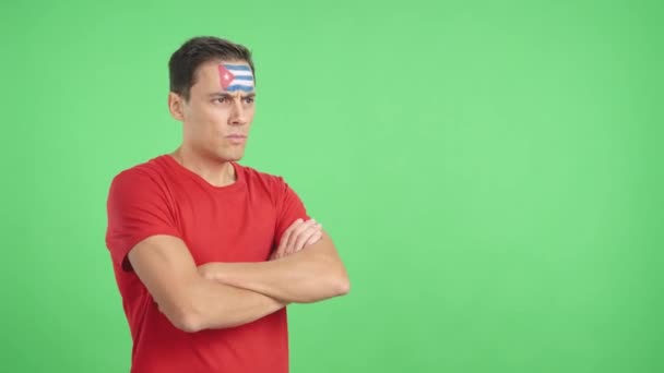 Відео Студії Хромою Чоловіка Кубинським Прапором Намальованим Обличчі Серйозним Виразом — стокове відео