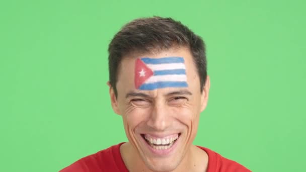Vídeo Estúdio Com Croma Close Homem Com Uma Bandeira Cubana — Vídeo de Stock