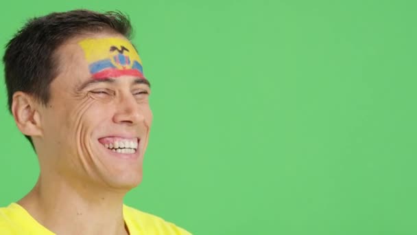 Видео Студии Хромой Счастливого Человека Испанским Флагом Нарисованным Лице Смотрящим — стоковое видео