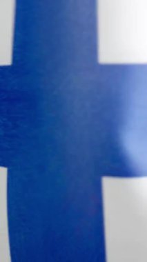 Rüzgar tarafından dalgalanan finnish bayrağının stüdyosunda dikey yavaş çekim videosu