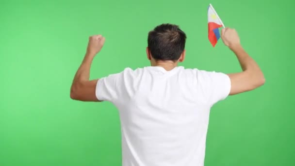 Stüdyoda Dikiz Aynasından Filipin Flaması Sallayan Bir Adamın Krom Görüntüsü — Stok video