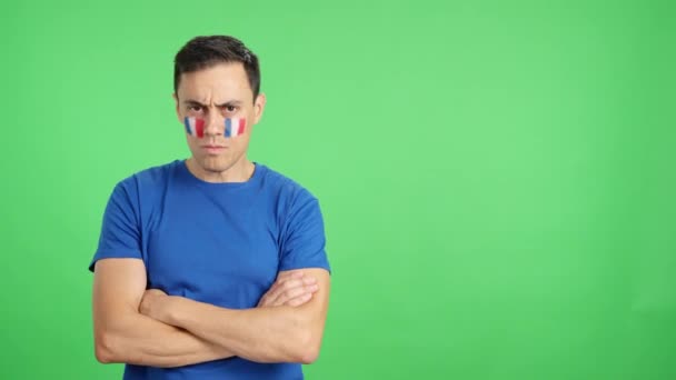 Stüdyoda Yüzünde Fransız Bayrağı Olan Ağırbaşlı Ciddi Bir Adamın Rengiyle — Stok video