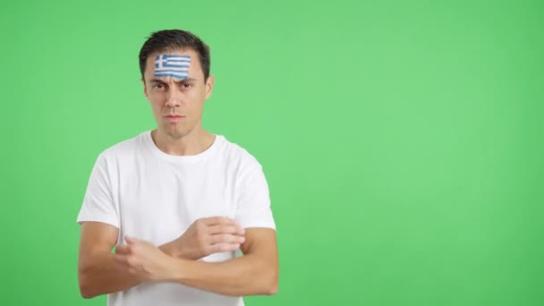 Video Estudio Con Croma Hombre Digno Serio Con Bandera Griega — Vídeos de Stock