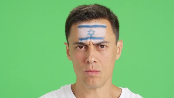 Video Studiu Chromou Zblízka Seriózního Muže Izraelskou Vlajkou Namalovanou Obličeji — Stock video