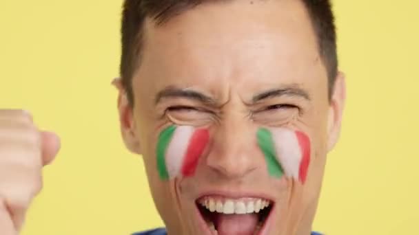 Vídeo Estúdio Com Croma Close Homem Com Uma Bandeira Italiana — Vídeo de Stock