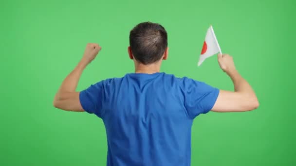 Japon Flaması Sallayan Bir Adamın Dikiz Aynasındaki Krom Görüntüler Stüdyoda — Stok video
