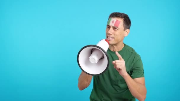 Stüdyoda Yüzünde Meksika Bayrağı Olan Bir Adamın Krom Rengiyle Kalabalığı — Stok video