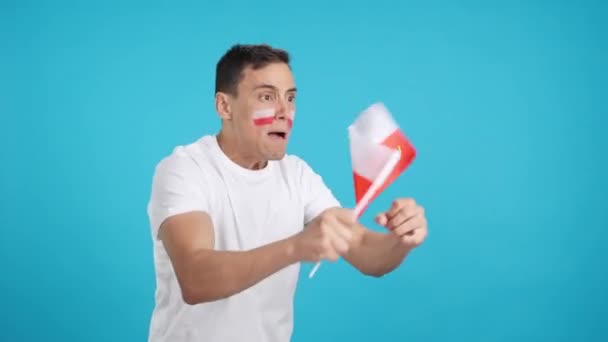 ポーランドの国旗を振って離れて見ている男のクロマとスタジオでビデオ 審判の決定で怒る — ストック動画