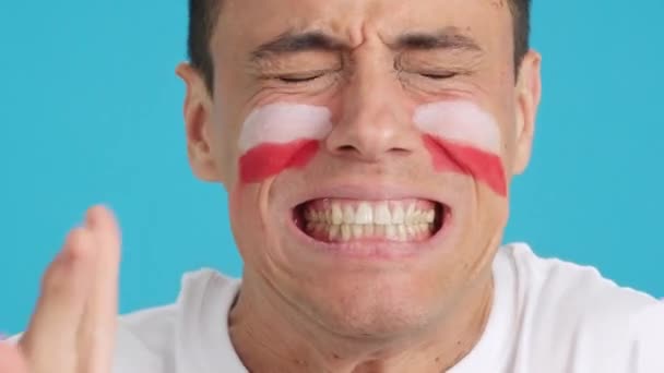 Закрыть Видео Студии Хромой Нервного Человека Нарисованным Лице Польским Флагом — стоковое видео
