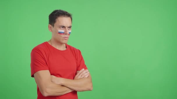 Video Studiu Chromou Muže Ruskou Vlajkou Namalovanou Tváři Odvracející Vážným — Stock video