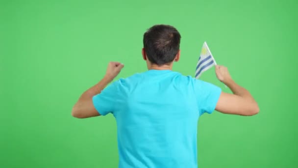 Video Estudio Con Croma Vista Trasera Hombre Ondeando Banderín Uruguayo — Vídeos de Stock