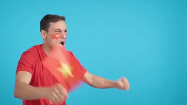 Video Estudio Con Croma Hombre Animando Vietnam Gritando Ondeando Una — Vídeos de Stock