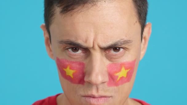 Видео Студии Хромой Крупным Планом Серьезного Человека Вьетнамским Флагом Нарисованным — стоковое видео