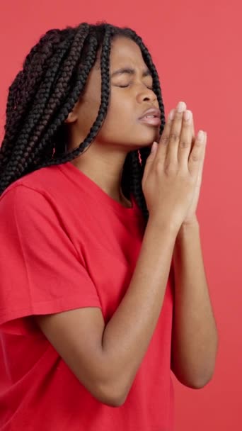 Африканка Стоїть Молиться Заплющеними Очима Студії Червоним Фоном — стокове відео